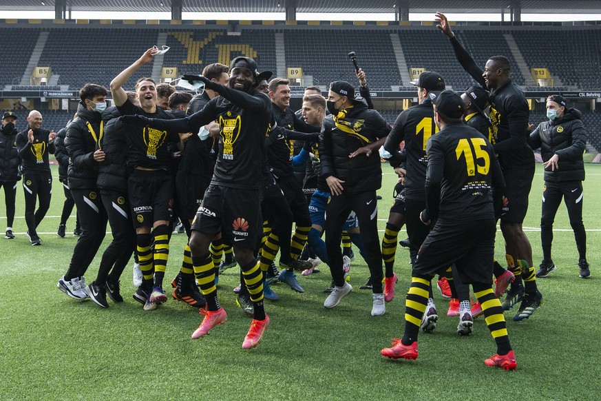 YBs Spieler und Staff feiern den Meistertitel im Fussball Meisterschaftsspiel der Super League zwischen den Berner Young Boys und dem FC Lugano, am Sonntag, 18. April 2021, im Stadion Wankdorf in Bern ...