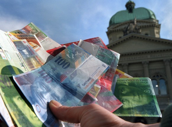 Ein Buendel verschiedener Geldscheine aufgenommen vor dem Bundeshaus in Bern, am 11. Maerz 2003. (KEYSTONE/Martin Ruetschi) : FILM, gestellte Aufnahme]