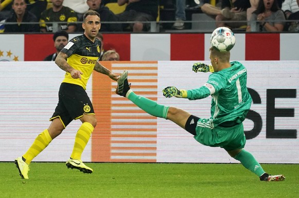 epa07755343 Dortmund&#039;s Paco Alcacer (L) in action against Bayern Munich&#039;s goalkeeper Manuel Neuer (R) during the German Supercup soccer match between Borussia Dortmund and Bayern Munich in D ...