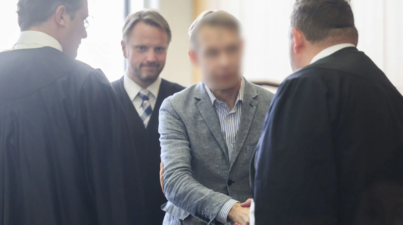 Fall Maddie: Christian B. begrüsst seine Anwälte vor Gericht.