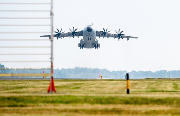 16.08.2021, Niedersachsen, Wunstorf: Ein drittes Transportflugzeug vom Typ Airbus A400M der Luftwaffe hebt am Vormittag auf dem Fliegerhorst Wunstorf in der Region Hannover ab. Angesichts des rasanten ...