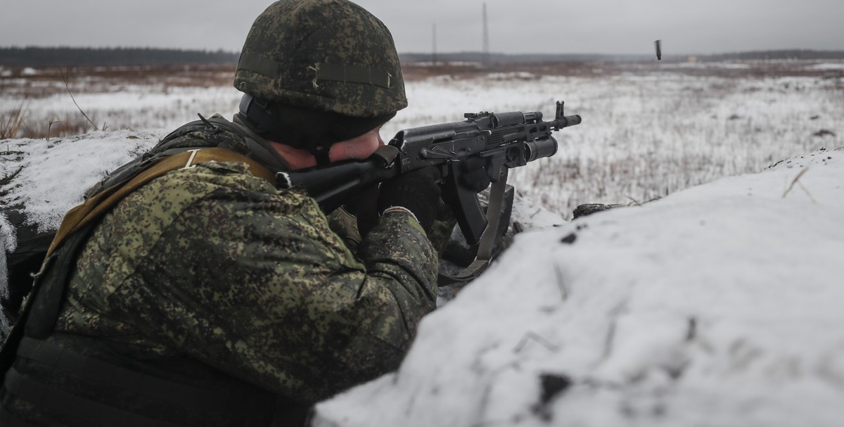 epa10363412 Mobilized serviceman attends a combat training at the Training Center of the Moscow Higher Combined Arms Command School of the Ministry of Defence of the Russian Federation in Noginsk, out ...