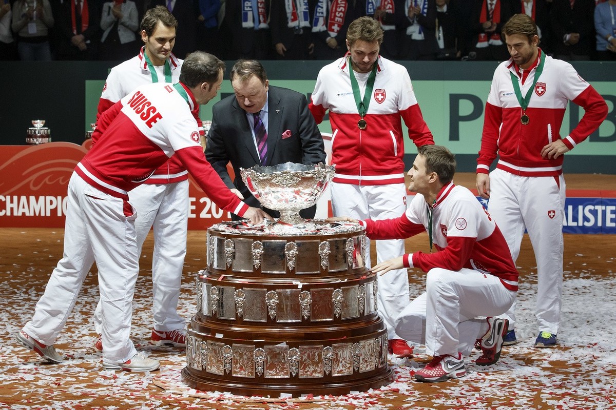 Swiss Davis Cup team members, from left to right, Roger Federer, Swiss Davis Cup Team captain Severin Luethi, Rene Stammbach, President of the Swiss Tennis, Stanislas Wawrinka, Marco Chiudinelli, and  ...