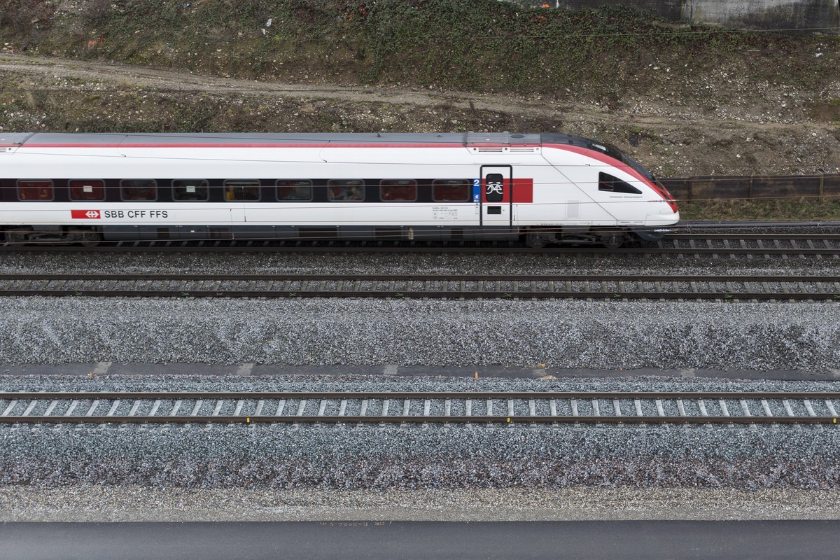 ARCHIV - ZUR VERGABE DER SBB FERNVERKEHRSKONZESSIONEN STELLEN WIR IHNEN AM FREITAG, 4. MAI 2018, FOLGENDES BILDMATERIAL ZUR VERFUEGUNG - Eine EC-Zug unterwegs auf dem SBB Streckenabschnitt zwischen Aa ...