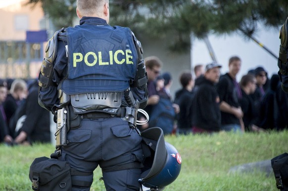 ARCHIV --- ZUR ABSEGNUNG DER HOOLIGAN-MASSNAHMEN DURCH DAS BUNDESGERICHT STELLEN WIR IHNEN FOLGENDES BILD ZUR VERFUEGUNG --- Le dispositif securitaire de la police observe les supporters ou hooligans, ...