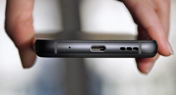 Geladen wird über USB-C. Die Lautsprecher-Buchse wurde gestrichen.