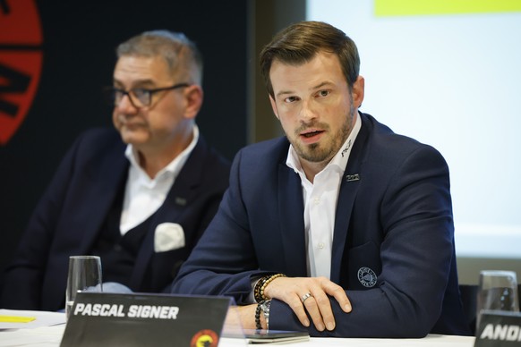 Pascal Signer, COO SC Bern, vorne, spricht neben Marc Luethi, CEO SC Bern, waehrend einer Medienkonferenz zur Saison 2023/24, am Montag, 28. August 2023 in der PostFinance Arena in Bern. (KEYSTONE/Pet ...