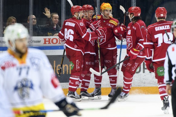 Les joueurs lausannois celebrent le premier but lors du match du championnat suisse de hockey sur glace de National League LNA, entre le Lausanne Hockey Club, LHC, et EV Zug, EVZ, ce vendredi 17 fevri ...