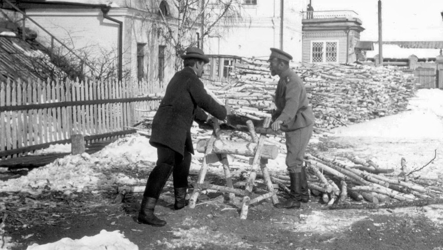 Pierre Gilliard (links) und Nikolaus II beim Holzspalten im Exil in Tobolsk im Winter 1917-18.
https://upload.wikimedia.org/wikipedia/commons/6/62/Nicholas_II_saws_wood_during_the_captivity_at_Tobolsk ...