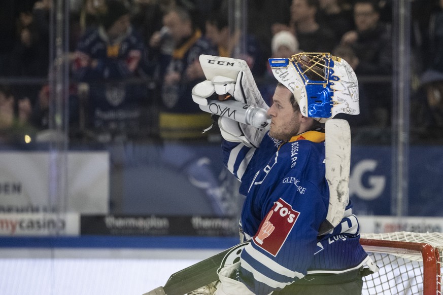 Torhueter Leonardo Genoni von Zug beim Eishockey Meisterschaftsspiel der National League zwischen dem EV Zug und dem Geneve Servette HC am Samstag, 2. Maerz 2024 in Zug. (KEYSTONE/Urs Flueeler).