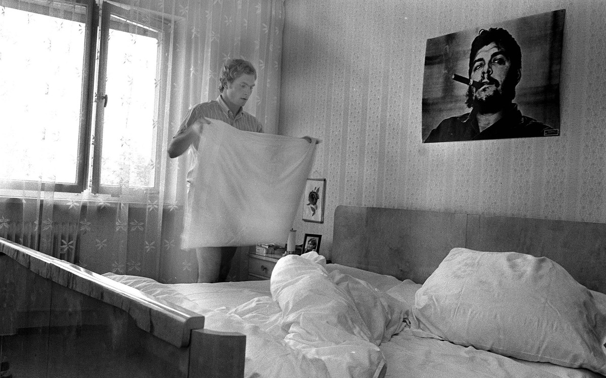 Bildnummer: 13483320 Datum: 30.07.1970 Copyright: imago/Fred Joch
FC Bayern München 30.07.1970 - Uli Hoeness macht in seiner WG die Betten vor einem Poster mit Che Guevara; Fussball Ger x2x xsk 2013 q ...