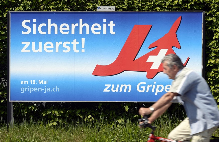 Plakat der Befuerworter zum Gripen Kauf in Wohlen (AG) am Donnerstag, 24. April 2014. Am 18. Mai 2014 stimmen die Schweizer Stimmberechtigten ab ueber das Bundesgesetz ueber den Fonds zur Beschaffung  ...