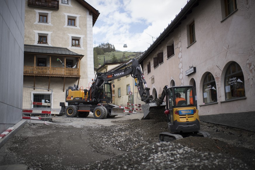 Blick auf eine Baustelle der Firman Bezzola Denoth und Foffa Conrad, am Donnerstag, 26. April 2018, in Scuol. Wie die Wettbewerbskommission WEKO mitteilt, buesst sie sieben Bauunternehmen im Unterenga ...