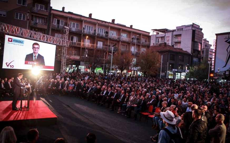 Faton Topalli beim Wahlkampfabschluss in Ferizaj.
