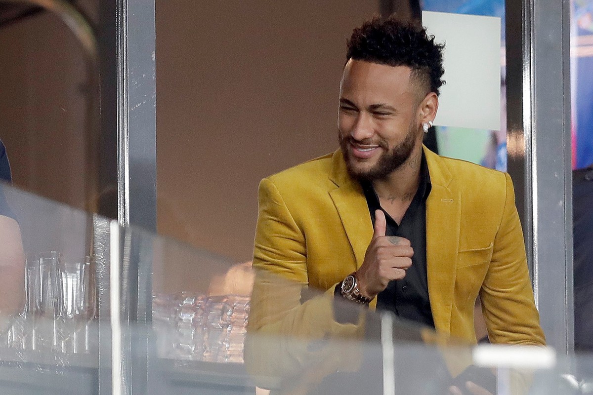 epa07690856 Brazil's player Neymar, who missed the Copa America due to an injury, attends the Copa America 2019 semi-finals soccer match between Brazil and Argentina at Mineirao Stadium in Belo H ...