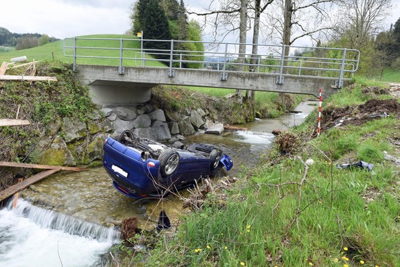 Warum der Wagen von der Strasse abkam, ist nicht bekannt.