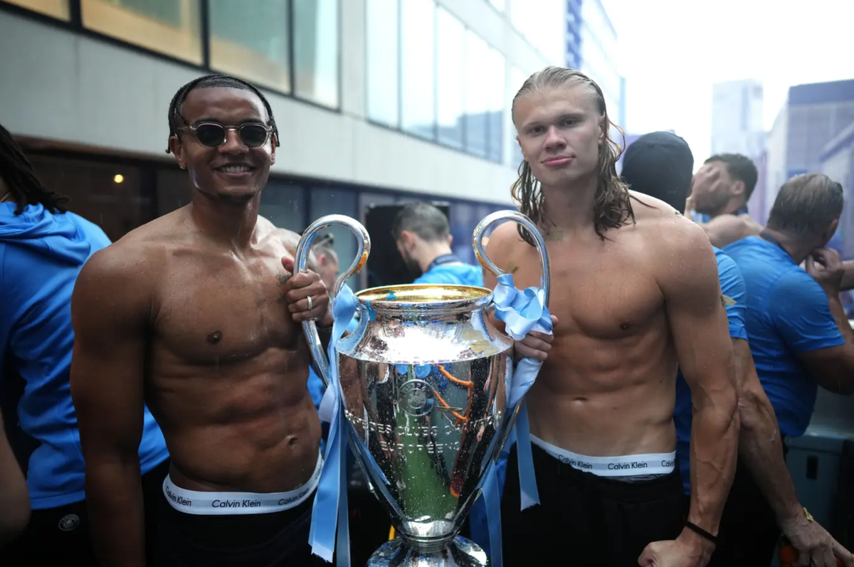 Akanji et Haaland sur le bus à impériale le jour de la parade.