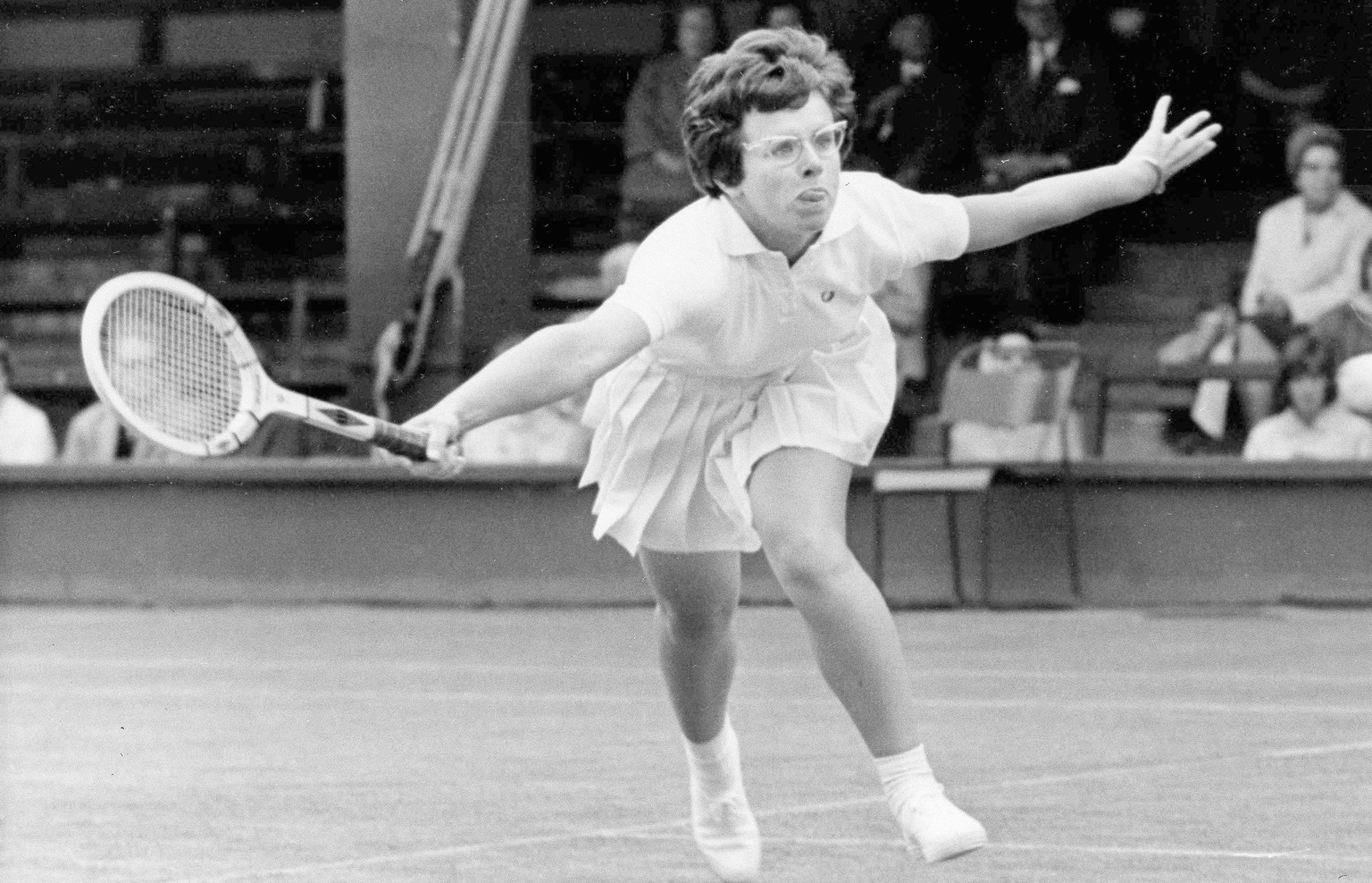 ARCHIV ? ZUM KEYSTONE-SDA-TEXT UEBER DIE EHEMALIGE US-TENNISSPIELERIN BILLIE JEAN KING STELLEN WIR IHNEN FOLGENDES BILDMATERIAL ZUR VERFUEGUNG - Billie Jean King of the U.S., concentrates hard on a fo ...