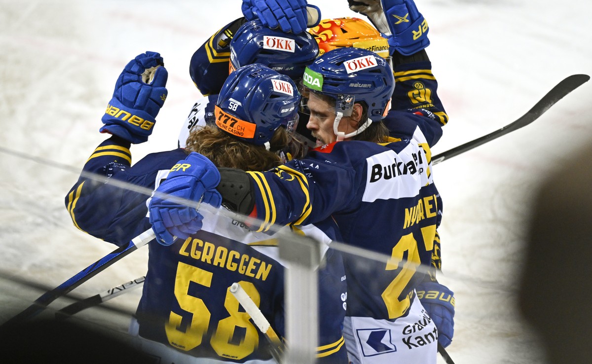 Jubel bei den Davosern nach dem 1:1 Ausgleichstreffer im Eishockey Qualifikationsspiel der National League zwischen dem HC Davos und dem HC Lugano, am Samstag, 26. Februar 2022, im Eisstadion in Davos ...
