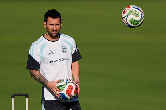 Argentina's Lionel Messi practices for the FIFA World Cup soccer tournament Thursday, June 11, 2026, in Kansas City, Kan. (AP Photo/Charlie Riedel)
Lionel Messi
