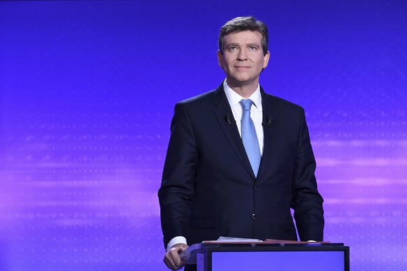 French politician Arnaud Montebourg waits on stage before the final prime-time televised debate for the French left&#039;s presidential primaries in Paris, France, January 19, 2017. REUTERS/Eric Fefer ...