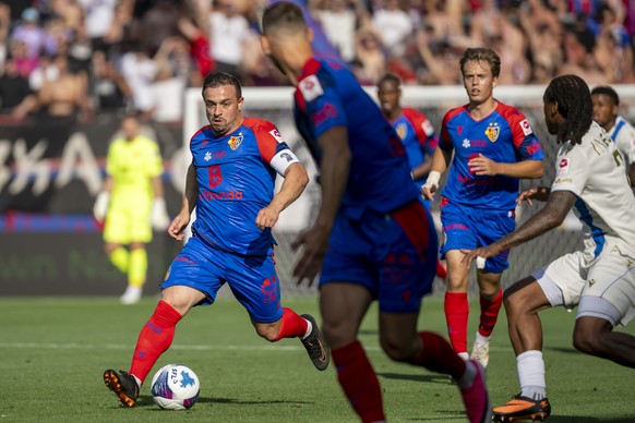 Xherdan Shaqiri (BAS), links, im Fussball Meisterschaftsspiel der Regular Season der Swiss Super League zwischen dem FC Basel 1893 und dem FC Lausanne-Sport im Stadion St. Jakob-Park in Basel, am Sams ...