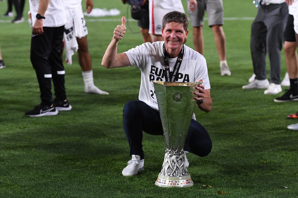 IMAGO / Revierfoto

Fußball Europa League Finale Eintracht Frankfurt - Glasgow Rangers am 18.05.2022 im Estadio Ramon Sanchez-Pizjuan in Sevilla Oliver Glasner ( Trainer / Cheftrainer Frankfurt ) mit  ...