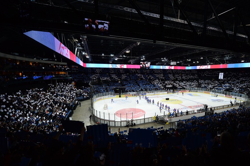 Im Hallenstadion sitzen die Fans ganz schön weit weg vom Eis.