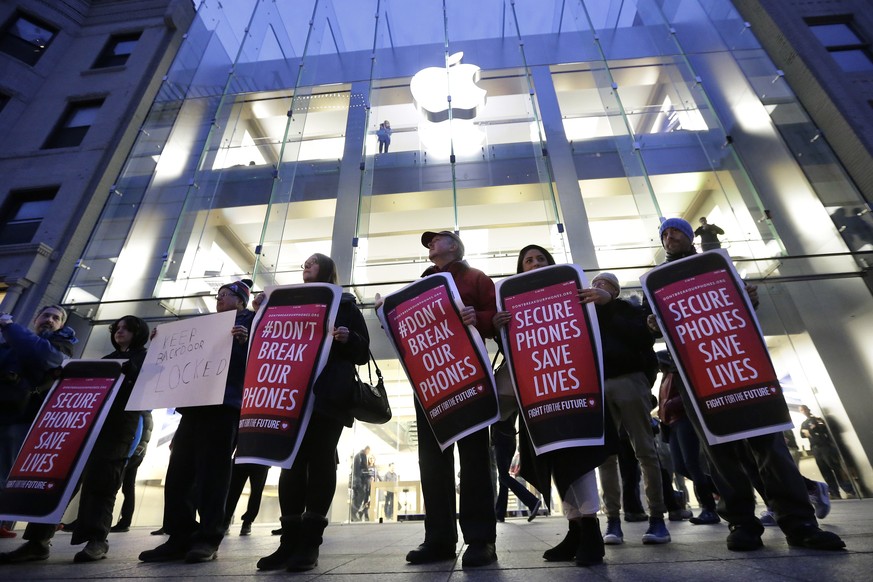 «Knackt nicht unsere Handys»: Vor Apple Stores kam es am Dienstag zu Protesten gegen das FBI.<br data-editable="remove">