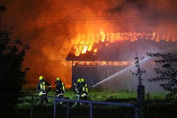 Ein Haus steht in Flammen (Symbolbild).
