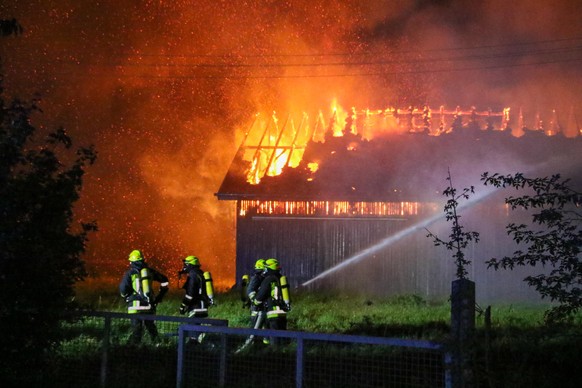 08.10.2020, Bayern, Schrobenhausen: Feuerwehrleute bek