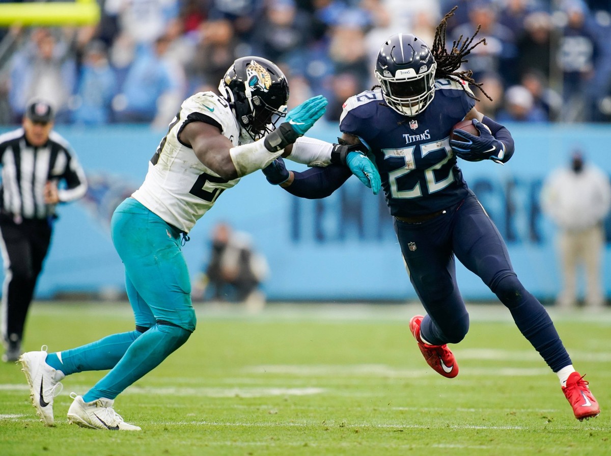 NFL, American Football Herren, USA Jacksonville Jaguars at Tennessee Titans Dec 11, 2022 Nashville, Tennessee, USA Tennessee Titans running back Derrick Henry 22 is tackled by Jacksonville Jaguars lin ...