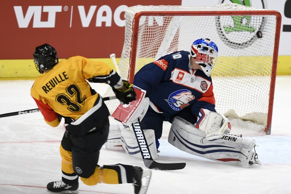 Lugano&#039;s Sebastien Reuille, left, scores against Zurich&#039;s Goalkeeper Lukas Flueler, right, during the ice hockey Champions League match 1/8 Final between HC Lugano and ZSC Lions in Zurich, S ...