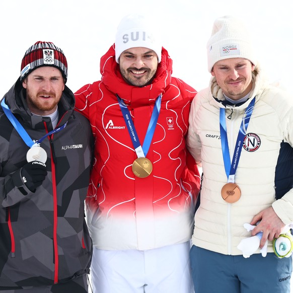 epa12746876 (L-R) Silver medalist Fabio Gstrein of Austria, gold medalist Loic Meillard of Switzerland and bronze medalist Henrik Kristoffersen of Norway pose during the award ceremony for the Men ...