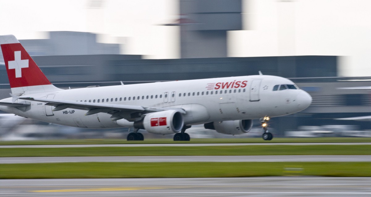 Swiss Airbus A320-214 with the identification HB-IJP takes off on runway 28 at Zurich's airport in Kloten in the canton of Zurich, pictured on October 7, 2008. (KEYSTONE/Gaetan Bally)

Das Swiss  ...