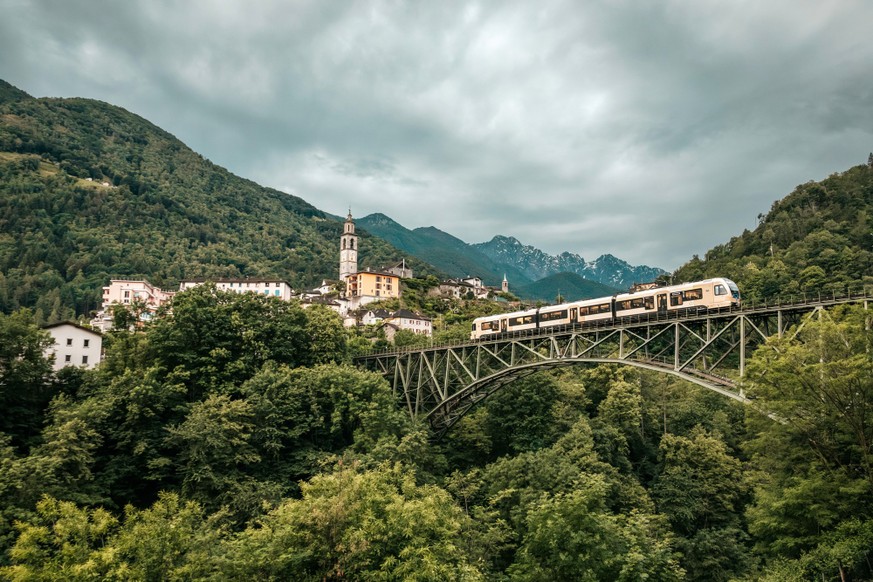 Vigezzina-Centovalli Railway on the Isorno viaduct at Intragna, Ticino / Vigezzina-Centovalli Bahn auf dem Isornoviadukt bei Intragna, Tessin