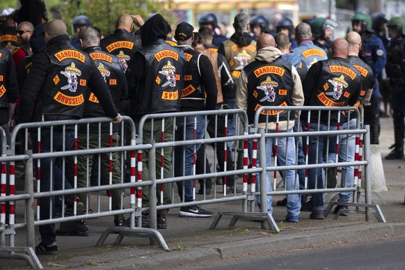 Mitglieder der Bandidos stehen vor dem Gerichtsgebaeude, waehrend dem Prozess um die Auseinandersetzung der Motorradclubs Hells Angels und Bandidos, am Montag, 30. Mai 2022, in Bern. (KEYSTONE/Stringe ...