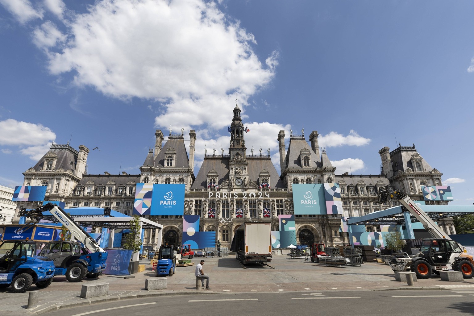Bauarbeiten am Rathaus, Hotel de Ville fuer die olympischen Spiele. Vorbereitungen in Paris auf die Olympischen Spiele, am 17.07.2024, Olympische Spiele Paris 2024 / Frankreich Â *** Construction work ...