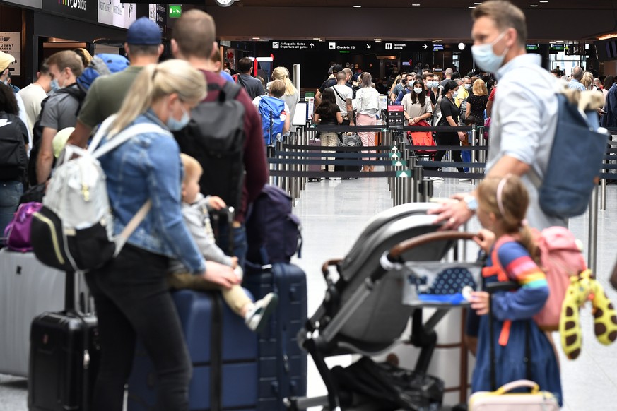 Reisende auf dem Flughafen Zuerich in Kloten am Samstag, 10. Juli 2021. Am Wochenende beginnen in weiten Teilen der Schweiz die Sommerferien. (KEYSTONE/Walter Bi