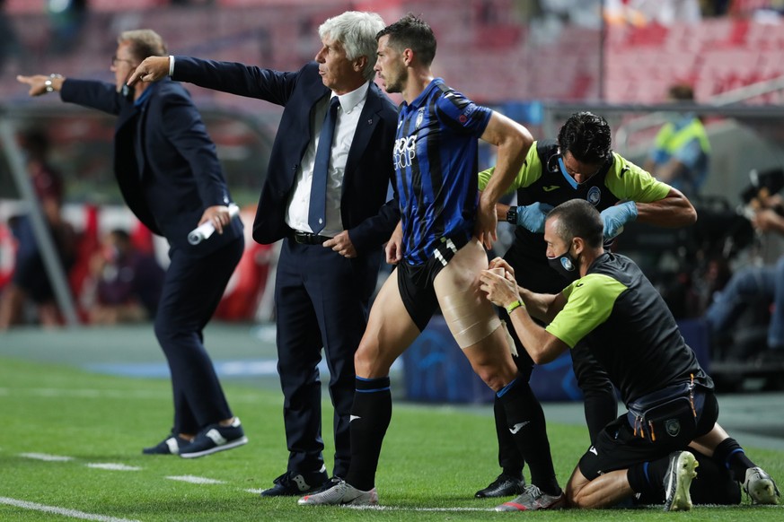 epa08600069 Atalanta head coach Gian Piero Gasperini gives instructions to his player Remo Freuler during the UEFA Champions League quarter final soccer match Atalanta vs Paris Saint-Germain held at L ...