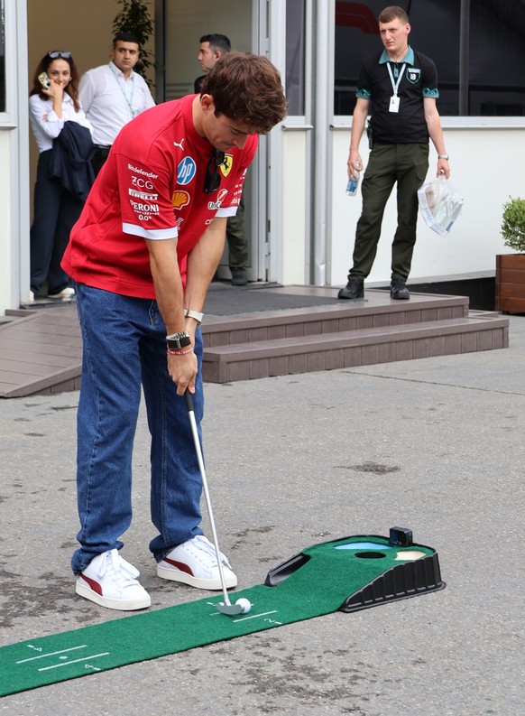 Charles Leclerc probiert sich beim GP von Aserbaidschan in Baku beim Minigolf.