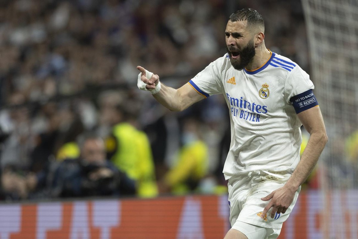 epa09927227 Real Madrid's striker Karim Benzema celebrates after scoring the 3-1 goal during the UEFA Champions League semifinal second leg soccer match between Real Madrid and Manchester City he ...