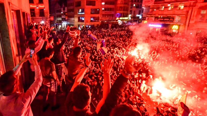 Die Spieler des FC Basel feiern mit ihren Fans den Sieg im Schweizer Cupfinal, an der Feier des FC Basel zum Cupsieg gegen Sion, am Donnerstag, 25. Mai 2017, auf dem Barfuesserplatz in Basel. (FC Base ...