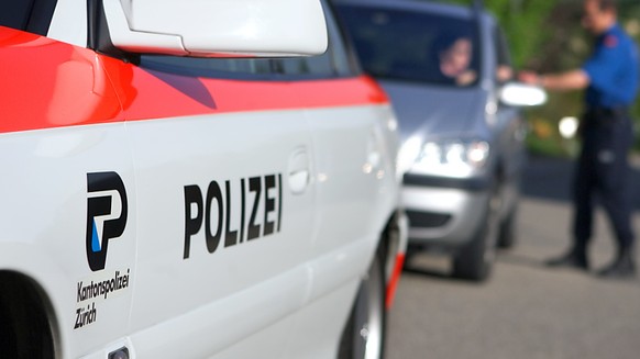 Ehemann löscht Familie aus: Die Kantonspolizei Zürich findet vier Tote in einer Wohnung in Affoltern am Albis. (Symbolbild)