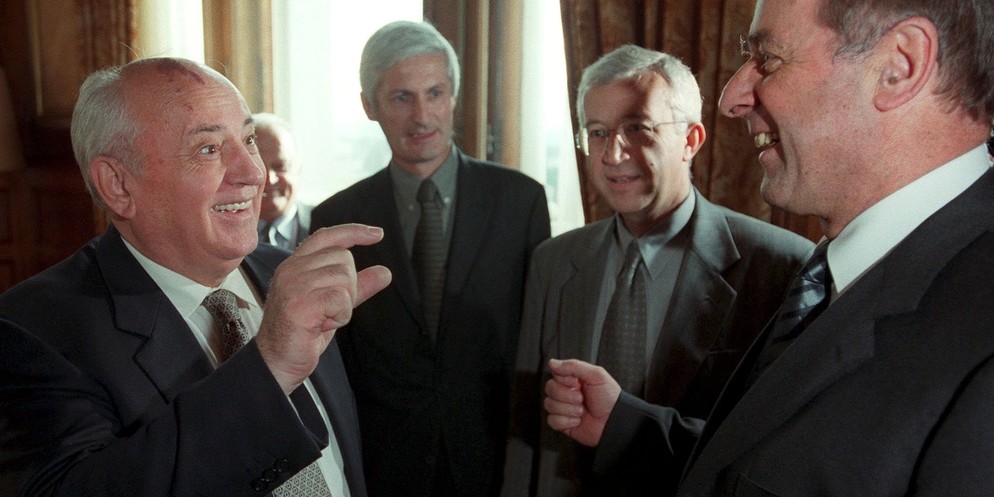 Michail Gorbatschow und Adolf Ogi im Dezember 2000 in Bern.