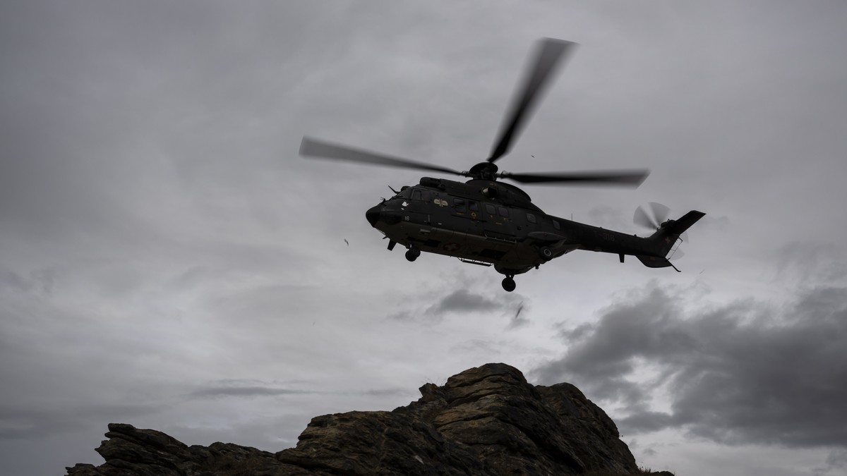 epa10255635 A Super Puma of the Swiss Air Force takes off after picking up passengers after the annual airshow of the Swiss Army in the Axalp area near Meiringen, Canton of Berne, Switzerland, on 20 O ...