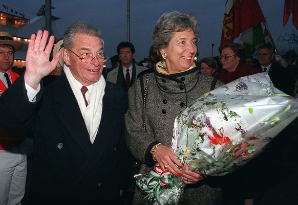 Jean-Pascal Delamuraz, le nouveau president de la Confederation en compagnie de sa femme Catherine est accueillis sur les quais d&#039;Ouchy-Lausanne, a l&#039;occasion de sa reception ce jeudi 14 dec ...