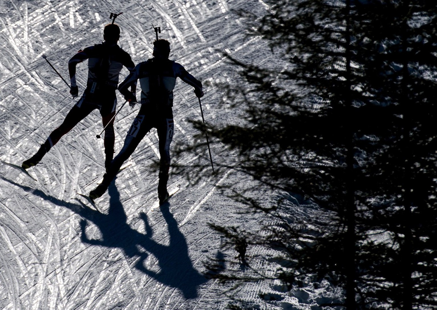 epa05803982 Johannes Thingnes Boe of Norway (L) and Simon Eder of Austria (R) in action during the Men&#039;s 15km Mass Start race at the IBU Biathlon World Championships in Hochfilzen, Austria, 19 Fe ...