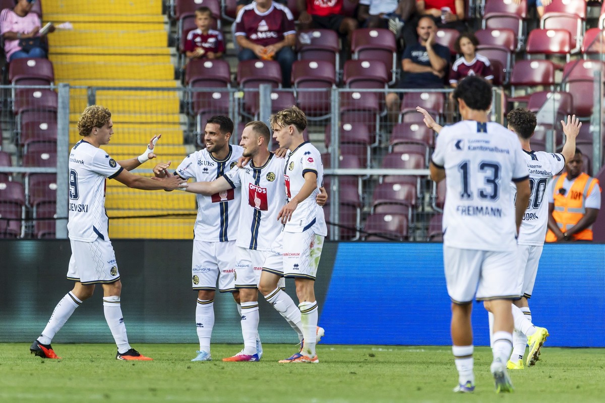 Andrejs Ciganiks (FCL), 3rd left, celebrates his goal with his teammates after scoring the 1:1, during the Super League soccer match of Swiss Championship between Servette FC, SFC, and FC Luzern, FCL, ...