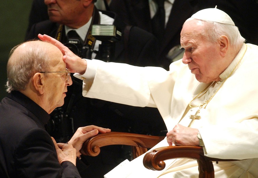 Der pädokriminelle Marcial Maciel 2004 bei einer Audienz bei Papst Johannes Paul II.